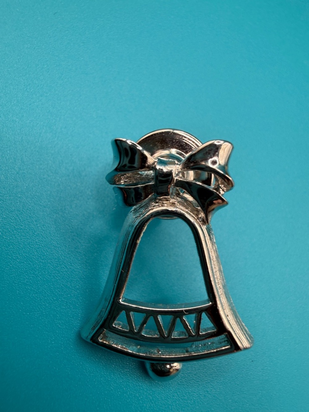 Vintage Avon Silver Tone Festive Bell Pin with Original Box - Picture 4 of 5